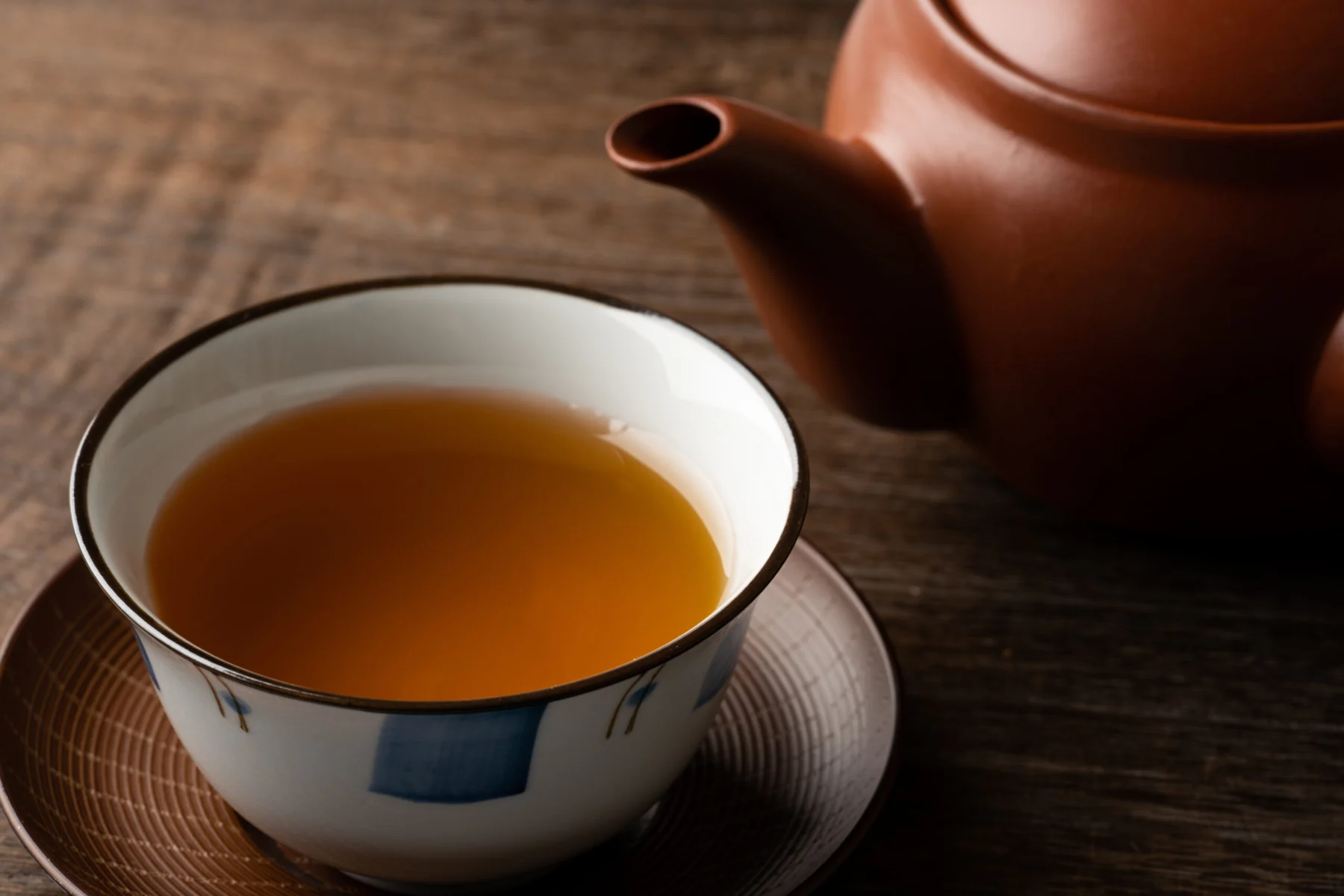 器に盛られた焙煎黒豆とほうじ茶の原料